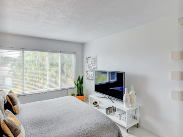 Longboat Key Walk to Beach Two Bedroom Vacation Condo